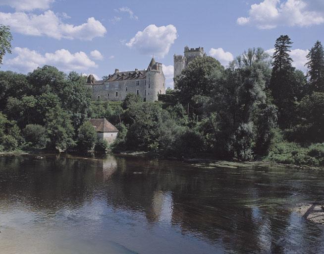 Le château de Romefort et le moulin : vue d'ensemble prise de l'ouest.