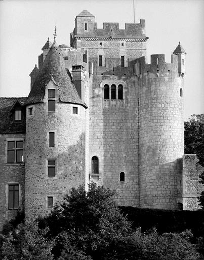 Le donjon et la tour ouest du logis vus du nord. Noter la poterne.