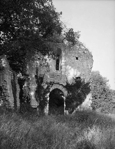 Vue des vestiges prise de l'est montrant l'intérieur de l'église.