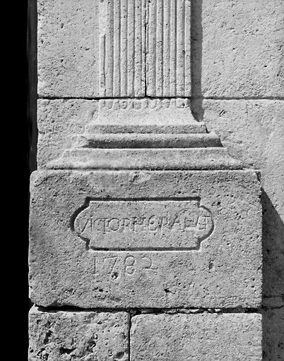 Façade sur cour, nom du commanditaire et date à droite de la porte d'entrée.