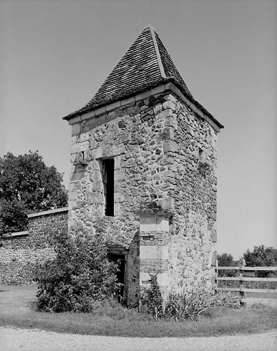 Pigeonnier à droite de l'entrée de la cour.