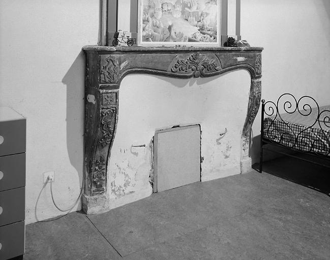 Cheminée de la deuxième pièce à gauche.