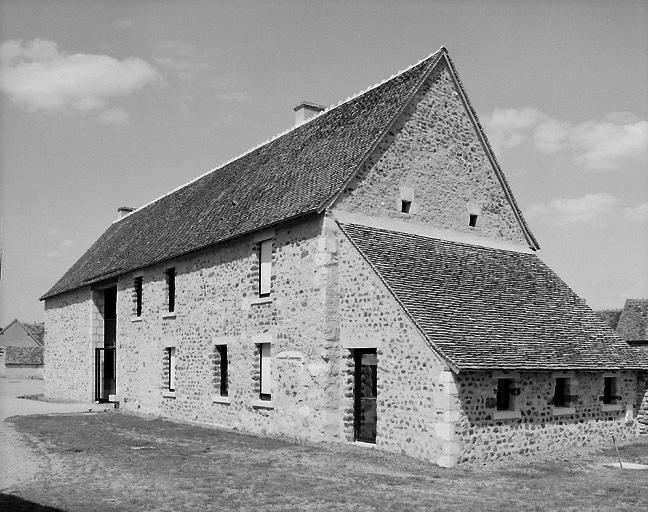 Ancienne grange vue du sud-ouest.Noter le tracé d'une ancienne porte à linteau en accolade..