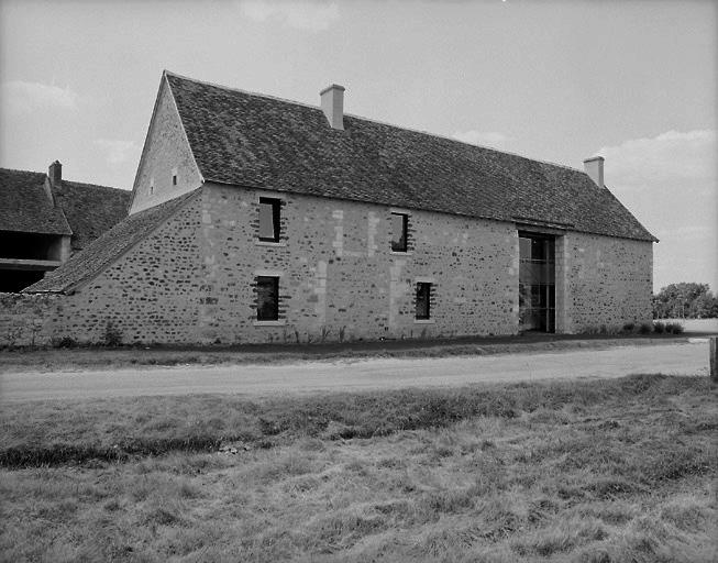 Ancienne grange (Maison du Parc) vue du sud-est. Noter le tracé de l'ancienne porte cochère.