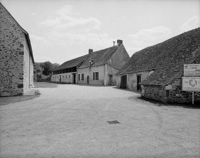 Vue d'ensemble prise du nord-est de la cour. A gauche, ancienne grange, actuellement Maison du Parc Naturel de la Brenne ; au centre, étable à vaches et maison d'habitation ; à droite, bâtiment agricole et logement de domestiques.