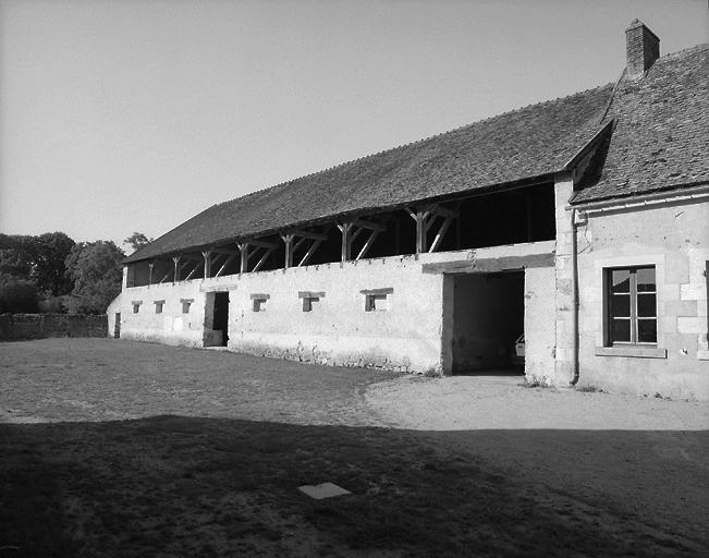 Etable à vaches, façade sur cour ; en haut, grenier à foin.