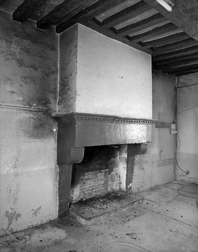 Maison, cheminée de la pièce de droite.