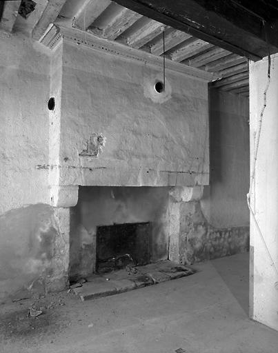 Maison, cheminée de la pièce de gauche.