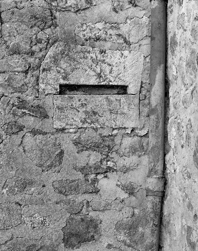 Logis, tour carrée est, meurtrière de fusillade.