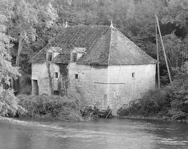 Le moulin et la Creuse. Vue prise du sud ouest.