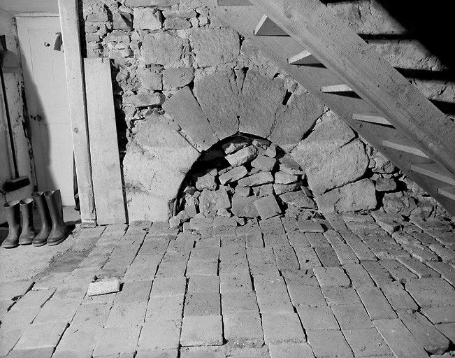 Hôtellerie, rez-de-chaussée : partie supérieure d'une ouverture ménagée dans le mur sud.