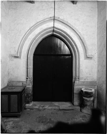 Portail primitif de l'église, à l'intérieur du porche.