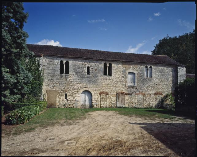 Vue d'ensemble du prieuré.