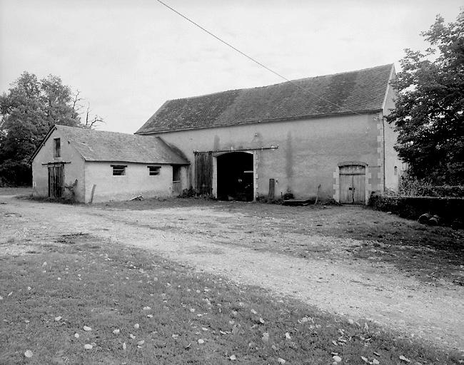 Bâtiments au nord-est de la cour : bergerie et grange.