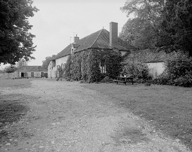 Bâtiments au sud-est de la cour ; au centre, la maison d'habitation.