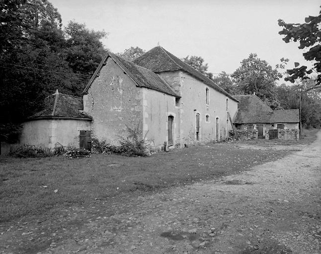 Bâtiments au nord-ouest de la cour : boulangerie, écurie et porcherie.