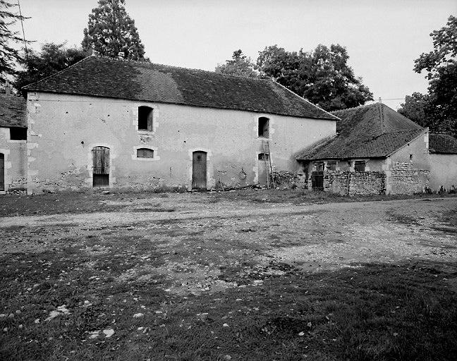 Bâtiments au nord-ouest de la cour : écurie et porcherie.