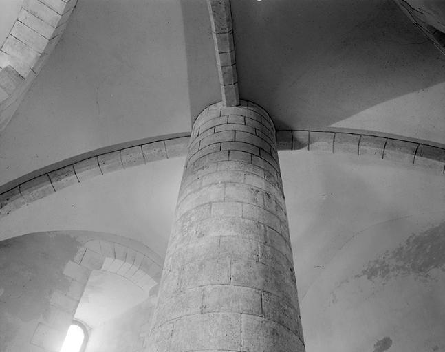 Donjon, colonne centrale et voûte de la salle du rez-de chaussée.