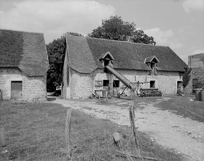 Vestiges de l'ouvrage d'entrée.