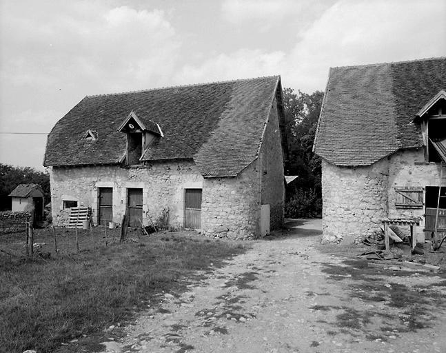 Vestiges de l'ouvrage d'entrée (à l'ouest du château) avec bâtiments agricolesadossés au mur d'enceinte. Vue prise de l'extérieur (ouest).