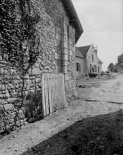 Vestiges de l'ouvrage d'entrée. Noter la rainure de la herse.