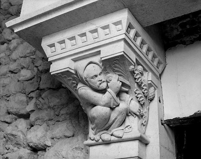 Donjon, cheminée de la salle supérieure : l'architecte représenté sur le chapiteau de gauche.