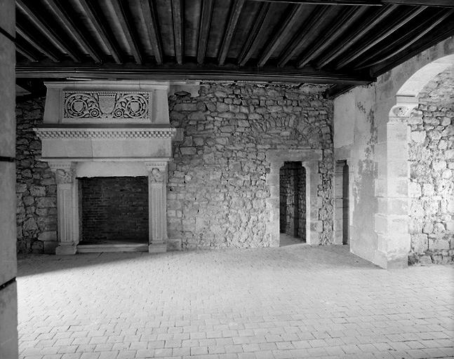 Donjon, salle supérieure, mur ouest.