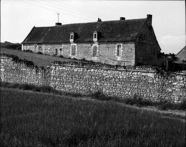 Vue de la façade postérieure du corps de logis, avec au premier plan le mur du clos de vigne.