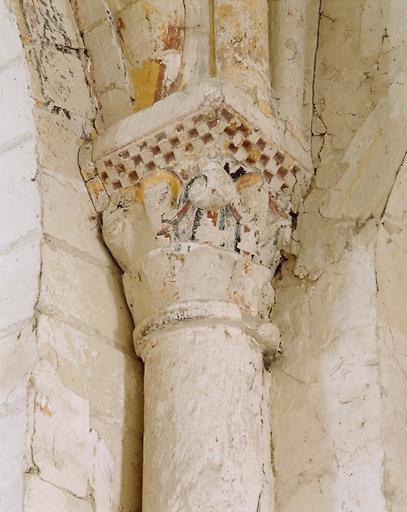 Croisée du transept, pile sud-est, détail : chapiteau polychrome.