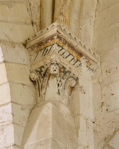 Croisée du transept, pile nord-ouest, détail : chapiteau polychrome.