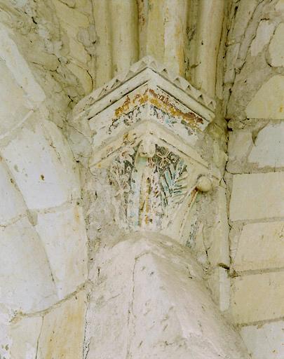 Croisée du transept, pile sud-ouest, détail : chapiteau polychrome.