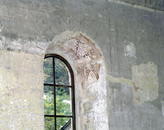 Embrasement des fenêtres hautes, détail : vestiges de peintures murales.