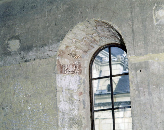 Embrasement des fenêtres hautes, détail : vestiges de peintures murales.