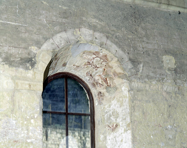 Embrasement des fenêtres hautes, détail : vestiges de peintures murales.