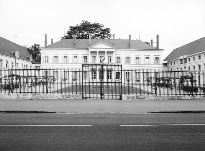 Préfecture : vue d'ensemble de la façade sud