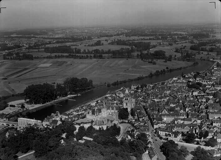 Ville ; château ; église