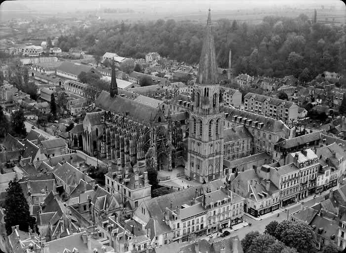 Ville ; enceinte ; église