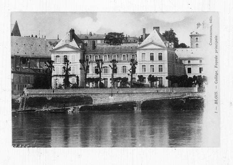 Cale située rive droite immédiatement en aval du pont. Carte postale ancienne (avant 1940). (musée de Blois).