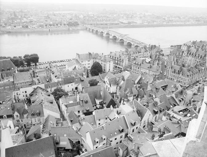 Vue de la ville basse et du pont (quartiers compris entre la rue des Papegaults, le quai et le carrefour de la Résistance) prise du nord-est depuis le clocher de la Cathédrale.