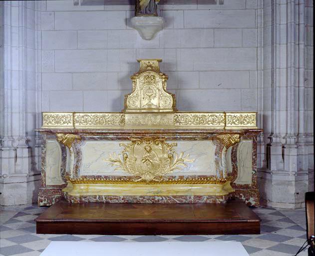 Autel, gradin d'autel, tabernacle (autel tombeau, autel secondaire)