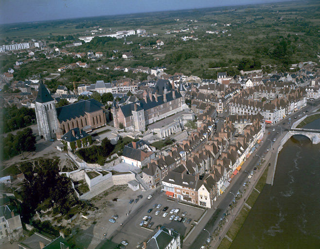 Ville ; église ; château
