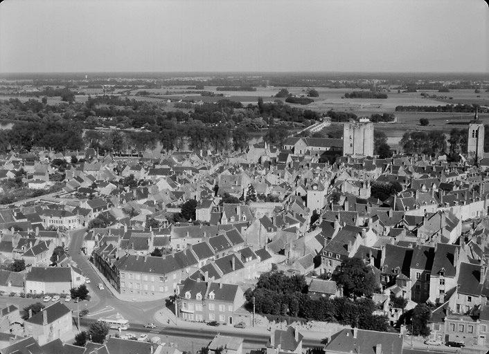 Vue aérienne de la ville, à partir de la route nationale Orléans-Blois vers la Loire, prise en 1968.