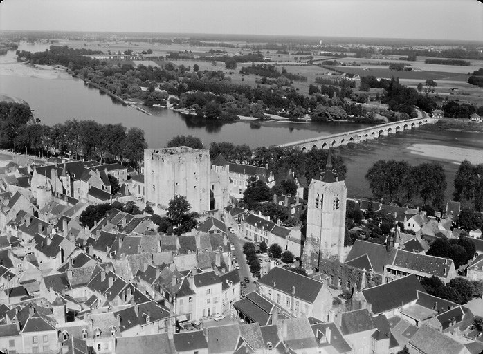 Vue aérienne du château avec ses abords et le pont sur la Loire prise en 1968.