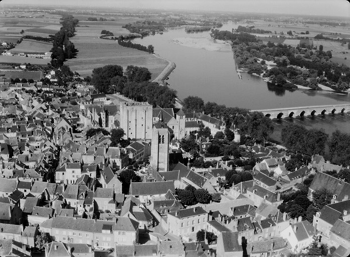 Vue aérienne du sud-ouest de la ville, vers le château et le pont sur la Loire, prise en 1968.