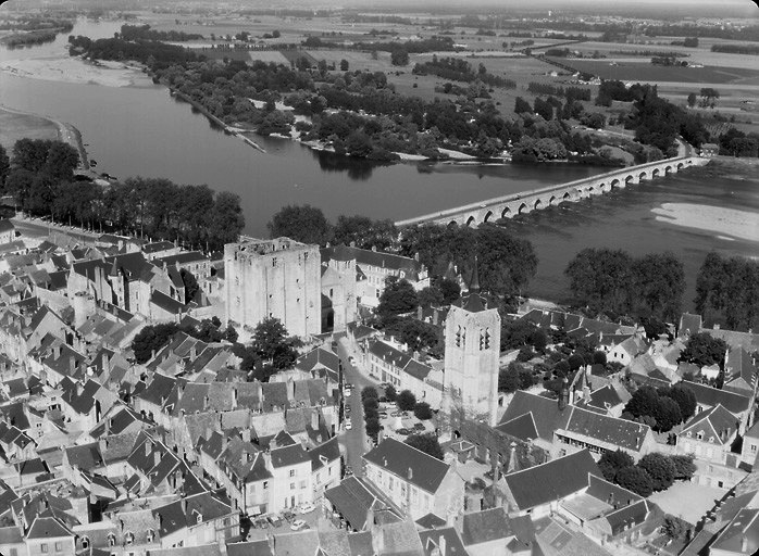 Vue aérienne du château, de ses abords et du pont sur la Loire, prise en 1968.