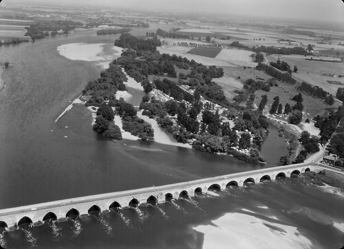 Vue aérienne du camping de la ville, sur la rive gauche de la Loire près du pont, prise en 1969.