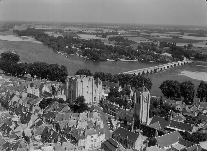 Vue aérienne du château, de ses abords et du pont sur la Loire, prise en 1969.