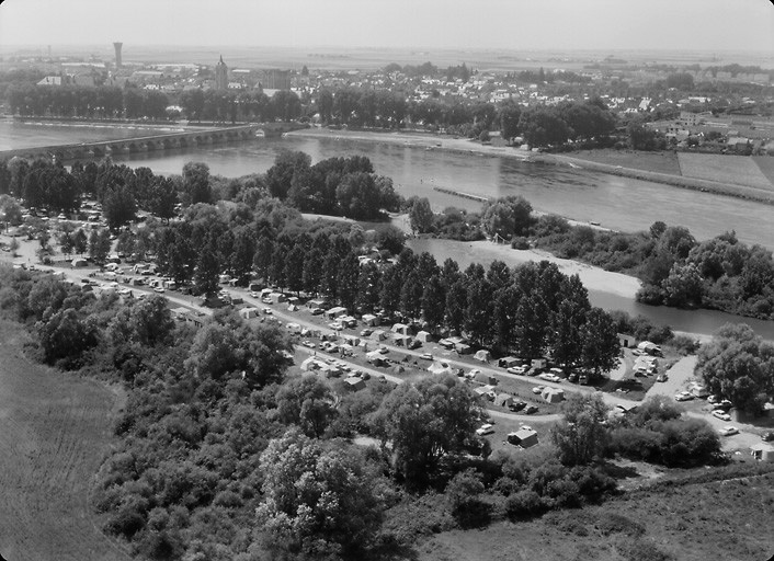 Vue aérienne du camping de la ville, sur la rive gauche de la Loire près du pont, prise en 1969.