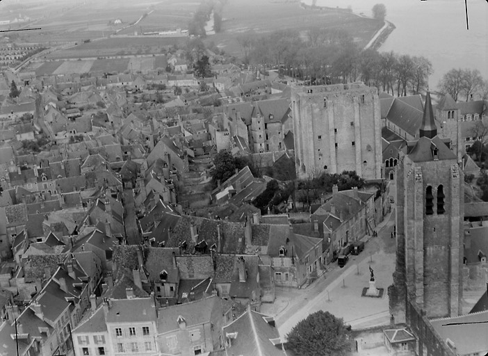 Vue aérienne du château et de ses abords nord prise en 1952 au-dessus de l'ancien hôtel-Dieu.