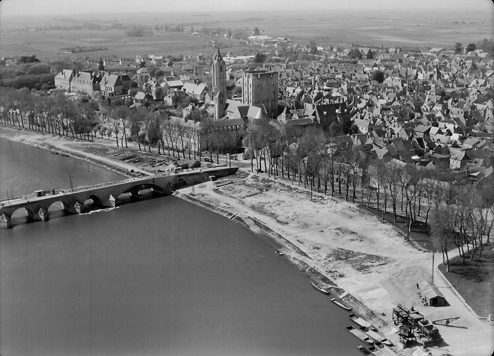Vue aérienne du sud de la ville et du bord de Loire prise en 1952.